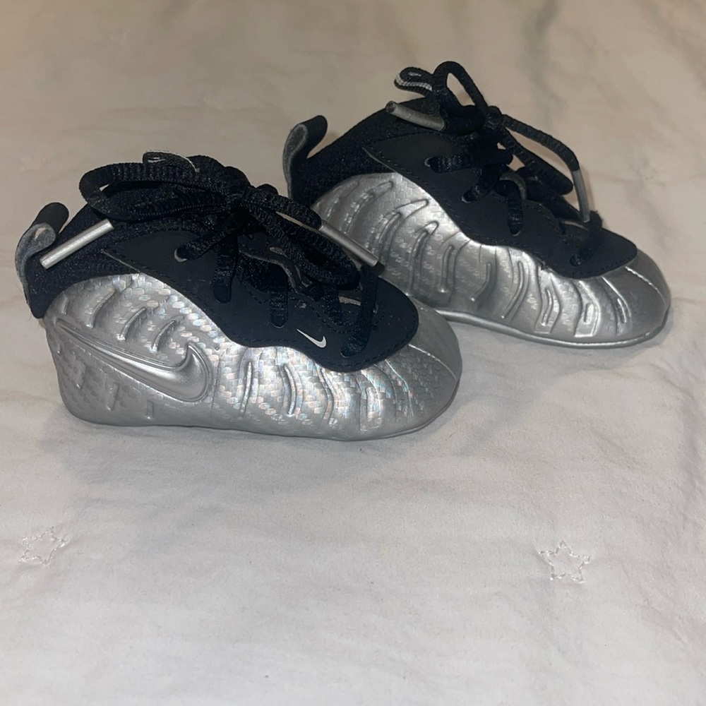 Baby Silver Nike lil posite. Size 3c